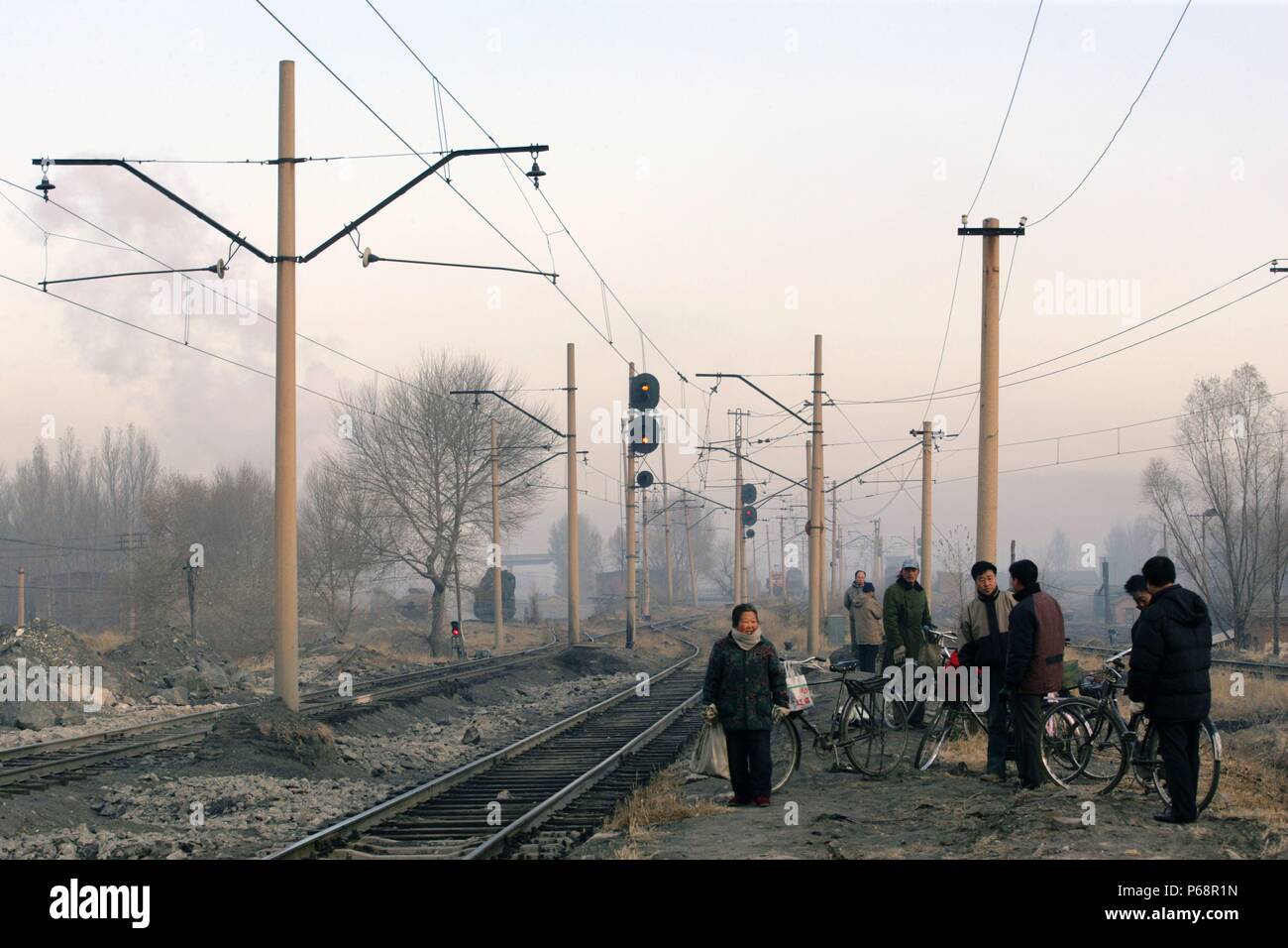 Wartezeit für Schichtarbeiter die Dido" erwarten die Ankunft der Dampf bespannt Dido (des Arbeiters Personenzug) an Pingzhuang im November 2006. Stockfoto