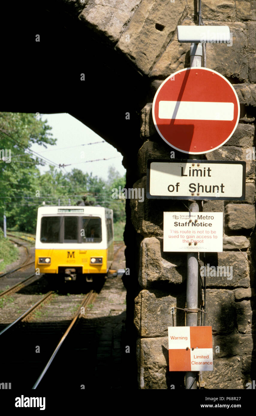 Warnschilder auf Tyne und Metro System tragen. C 1993 Stockfoto