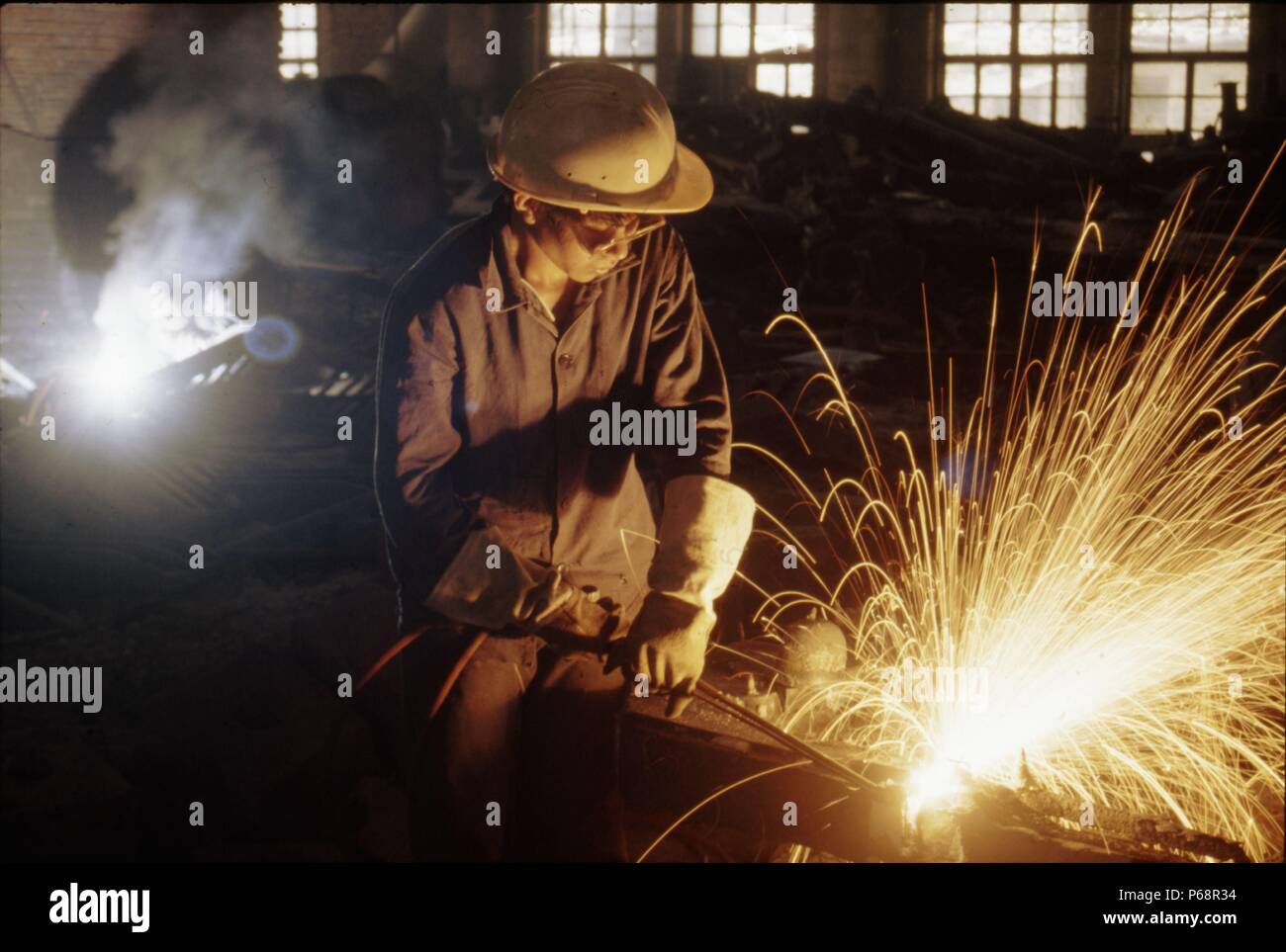 Schweißen detail Teile für den Bau von SY Klasse 2-8-2 s in Tangshan Locomotive Works in China. Stockfoto