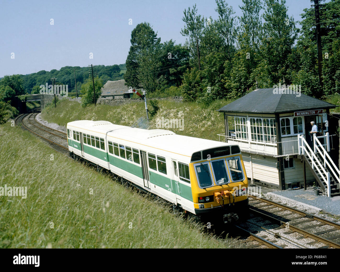 Wennington. Eine neue Dieseltriebwagen Pässe Wennington Kasten auf einer Crew Training run in Carnforth. 5.7.84. Stockfoto