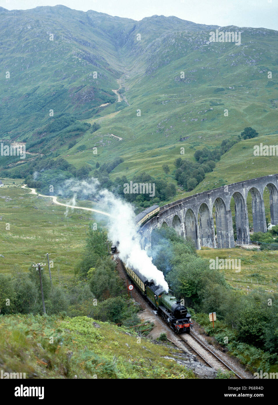 West Highlander. Nr. 2005 kommt Glenfinnan Viadukt auf dem Weg von Fort William nach Mallaig. 11.08.1987. Stockfoto