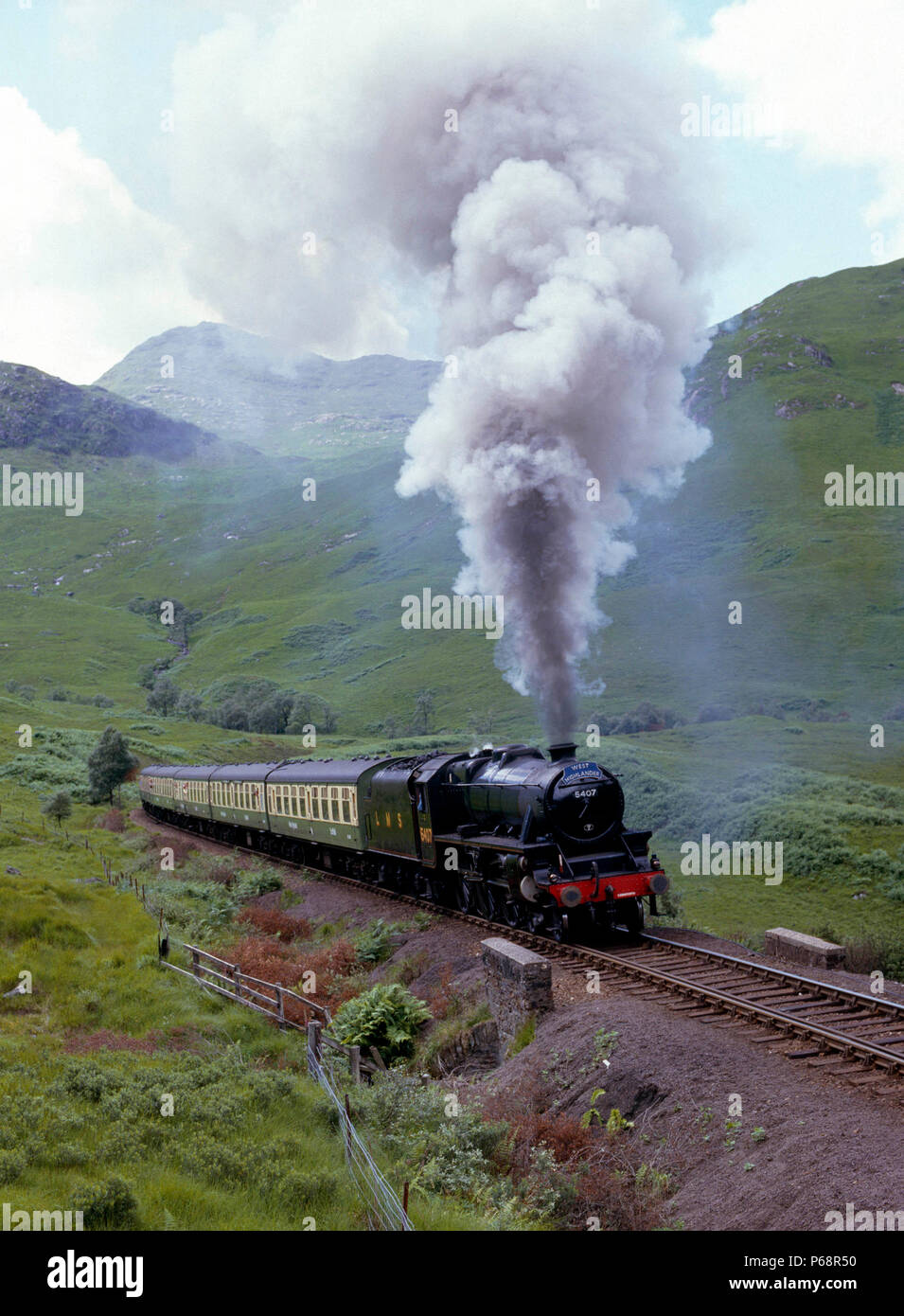 West Highlander. Nr. 5407 klettert von Loch Eilt mit dem 13:35 ex Mallaig von Fort William. 93.41.1985. Stockfoto