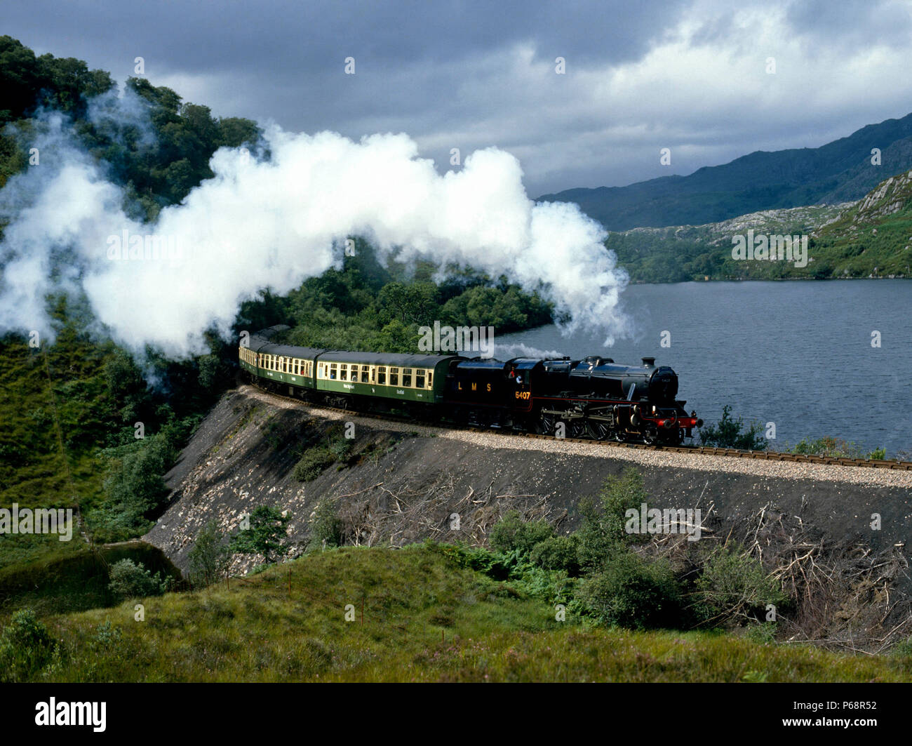 West Highlander. Nr. 5407 Röcke Loch Dubh mit dem 13:35 ex Mallaig nach Fort William. 06.08.1985. Stockfoto
