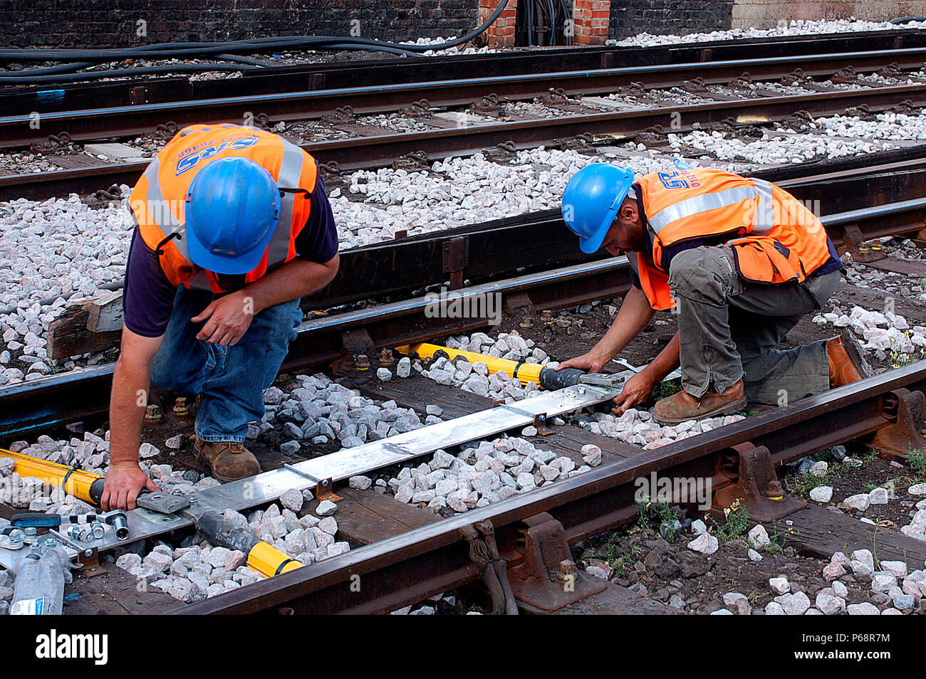 Handwerker Kabel abziehen, damit die Kontrollen der Leistungsanschlüsse stattfinden. September 2005. Stockfoto