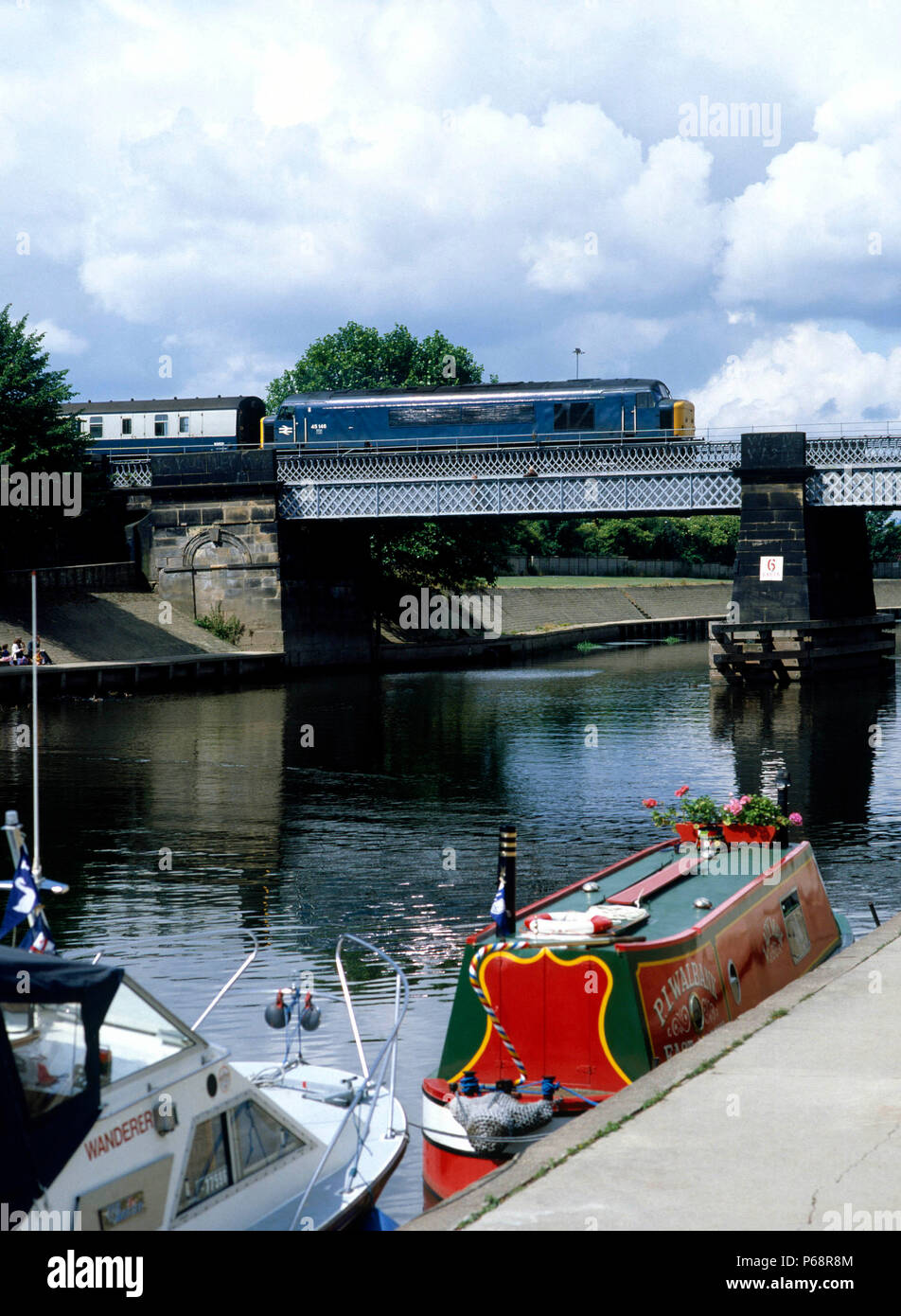 York. Nr. 45.146 Blätter York über den Fluss Ouse mit dem 09:05 ex-Liverpool für Scarborough. 02.08.1983. Stockfoto