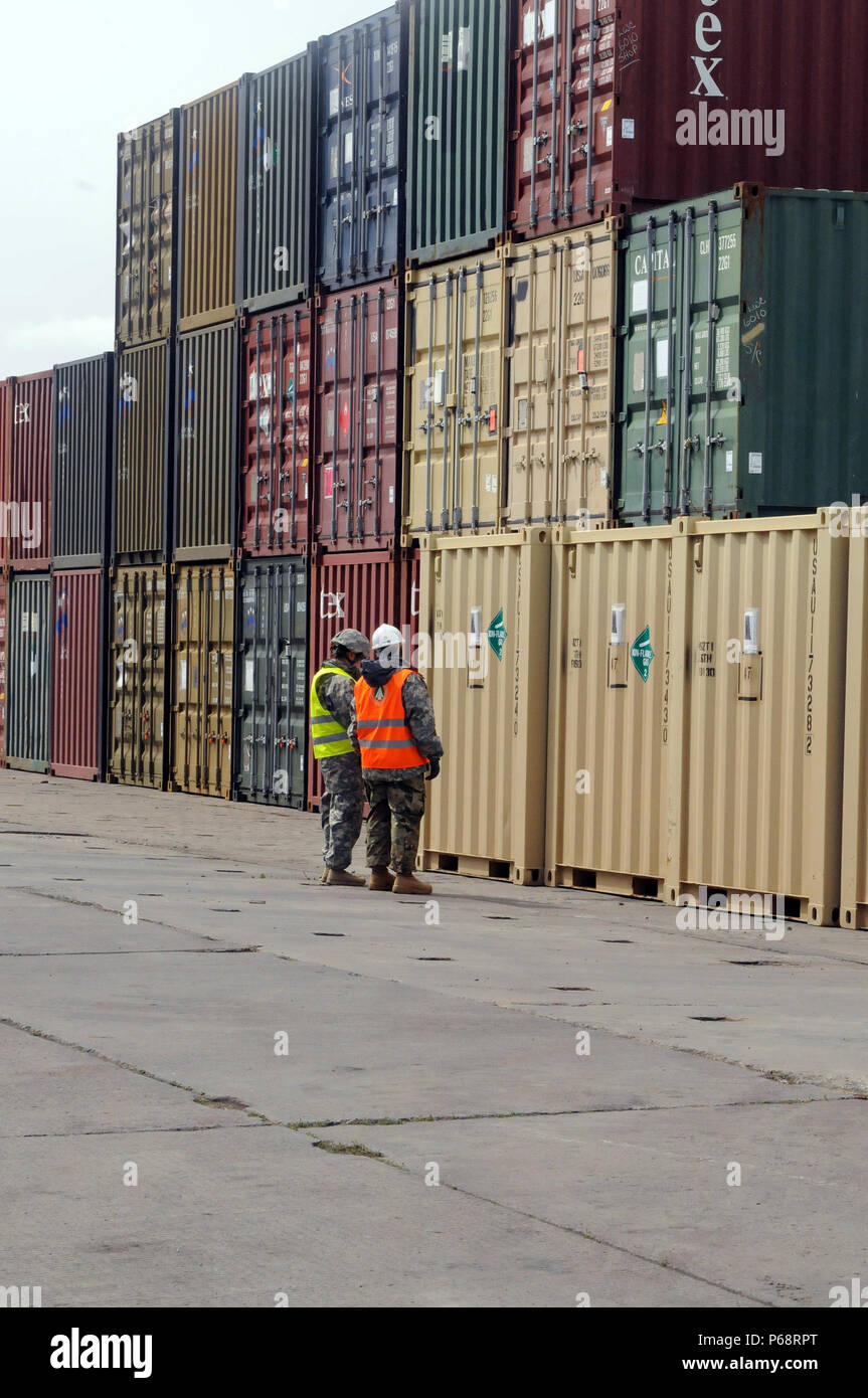 Soldaten aus der 230ste Sustainment Brigade, Tennessee National Guard und der Armee Oberfläche Deployment Distribution Befehl beide arbeiteten mehr als 400 Stücke der militärischen Ausrüstung aus dem ARC Unabhängigkeit im Hafen von Stettin 16. Mai zu verschieben. Die Funktion erwartet zwei Tage zu nehmen, aber die Besatzung beendet es in weniger als 24 Stunden. Die 364. WSA ist der Leitung sustainment Einheit mit Befehl und Kontrolle über mehr als 35 aktive Armee und Reserve Aggregate während Anakonda 16. Stockfoto