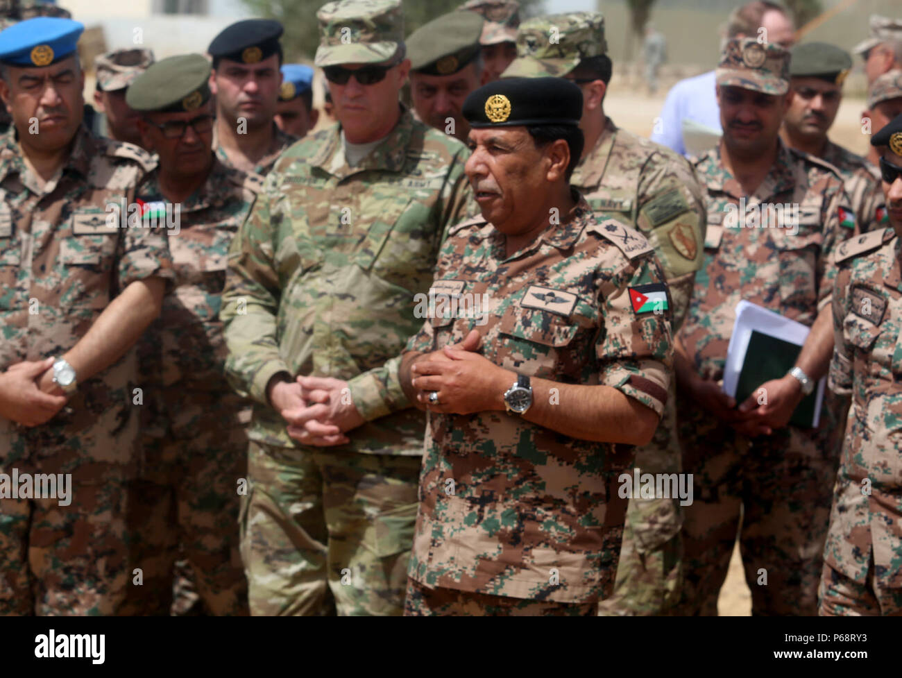 Die jordanischen Streitkräfte der Chef der Generalmajor Hani Al-Manaseer, und US-Armee Generalmajor Ralph H. Groover III, US Central Command Direktor der Übungen und Ausbildung Direktion, zeigen Sie Ihre Wertschätzung für die Teilnehmer eine chemische biologische, radiologische nuklearen (CBRN) Demonstration während der Übung eifrig Lion an einem Training Website außerhalb von Amman, Jordanien, den 18. Mai. Eifrig Lion16 ist ein US-Militär bi- Übung mit dem Haschemitischen Königreich Jordanien, die Beziehungen und die Interoperabilität zwischen den Nationen zu stärken. Stockfoto