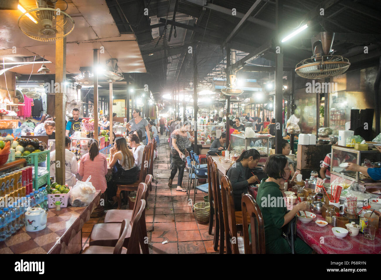 Asiatische Lebensmittel auf dem russischen Markt in der Stadt Phnom Penh Kambodscha. Kambodscha, Phnom Penh, November, 2017, Stockfoto