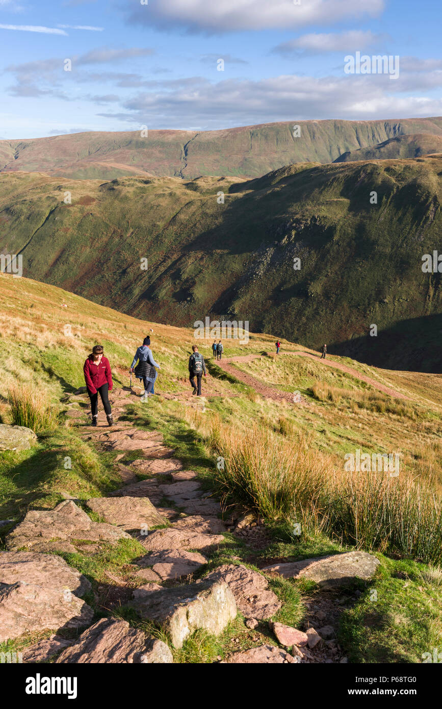 Wanderer auf Platz fiel mit Beda fielen und ob Hügel im Nationalpark Lake District, Cumbria, England. Stockfoto