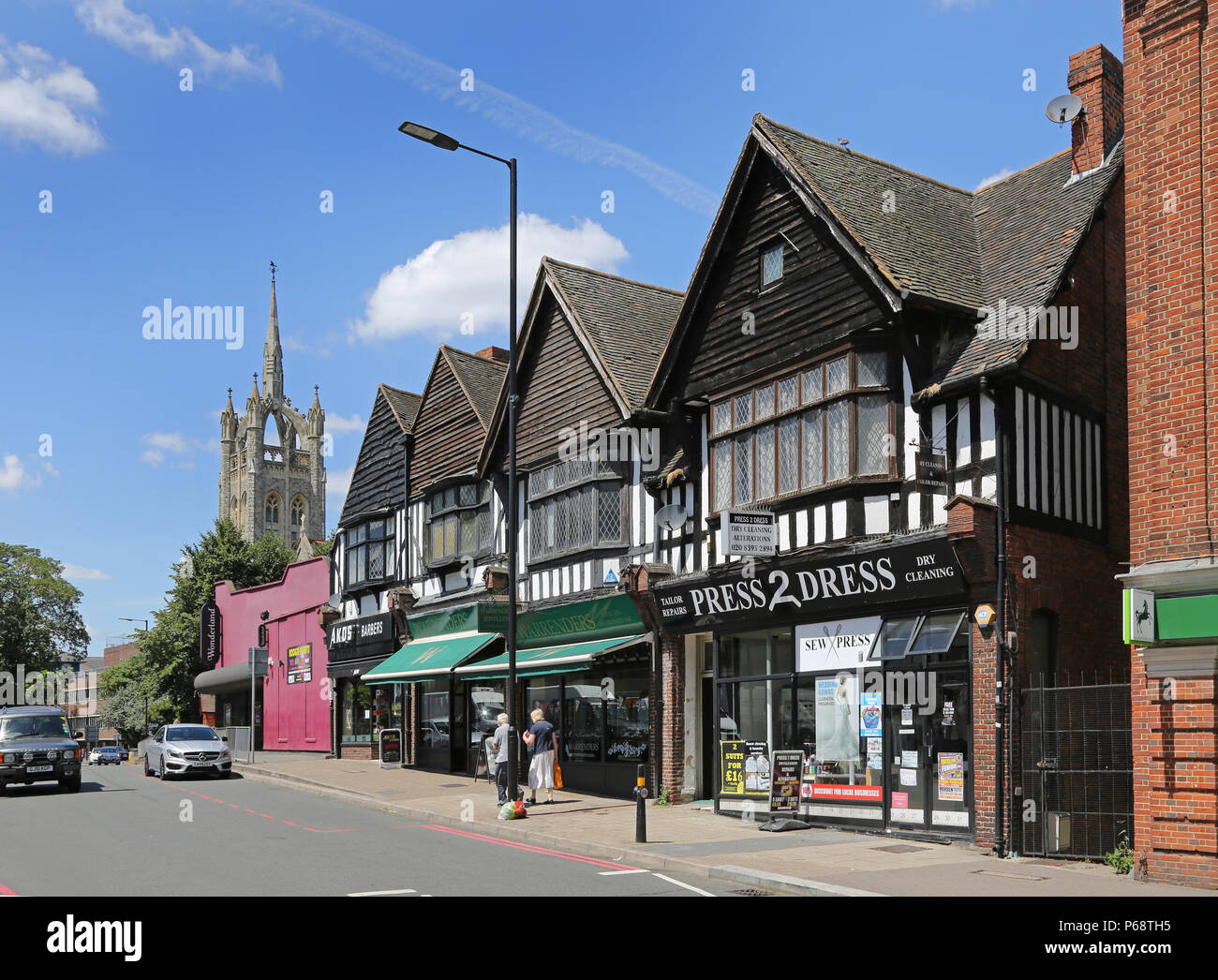 Sutton, Surrey. Eine Parade von kleinen Geschäften in einem Mock-Tudor Gebäude an der Cheam Road. Stockfoto