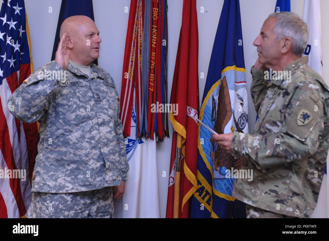 Armee Generalmajor Gregor Vadnais, der Adjutant General für die Michigan National Guard, verwaltet die reenlistment Amtseid auf Master Sgt. Todd Holmquist an MING Joint Forces Hauptsitz in Lansing, Michigan, 14. Mai 2016. Holmquist ist ein Communications Section Chief, der Taylor, Mich., Hauptsitz und Sitz Company, 177th Military Police Brigade zugeordnet. (U.S. Air Force Foto von Master Sgt. Rankin/Freigegeben) Stockfoto