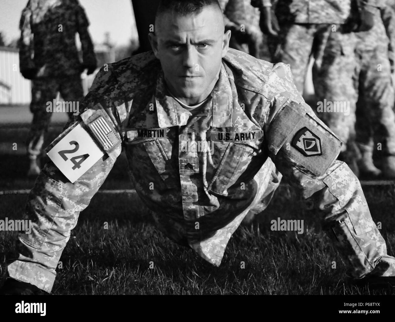 100 - 60 - Zwei Pioniere aus dem ganzen Land sind in Ft. Drum, New York zu Gesicht weg in Sapper Staaten. Die drei am Wettbewerb gruben Soldaten der US-Army, US-Army, Army National Guard in Veranstaltungen, Messen Ihre körperliche Ausdauer, mentale Stärke und zur Bekämpfung der Ingenieur Fähigkeiten. Stockfoto