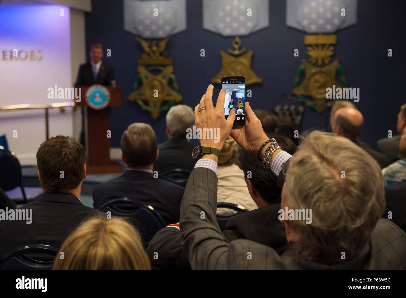 Ein Mitglied der theYoung Presidents' Organisation nimmt ein Foto als Verteidigungsminister Asche Carter spricht mit ihrer Gruppe als Sie besuchen das Pentagon 19. Mai 2016. DoD Foto von Senior Master Sgt. Adrian Cadiz) (freigegeben) Stockfoto