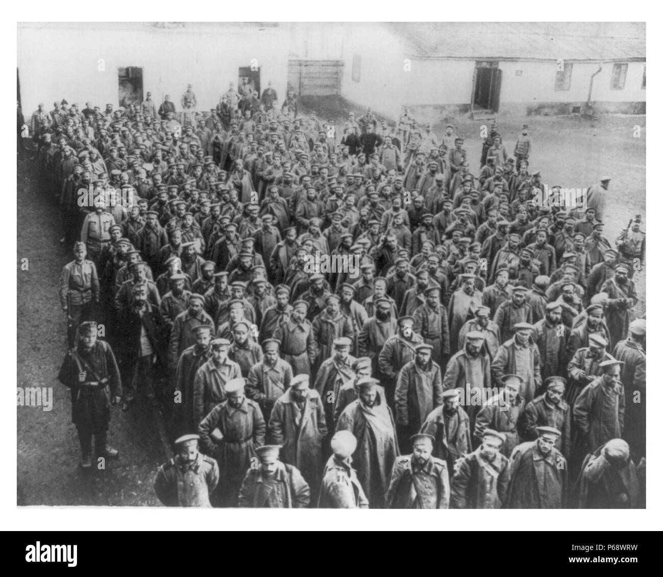 große Gruppe von russischen Soldaten gefangen genommen von den Verteidigern von Przemysl; Polen; Während Erster Weltkrieg, 1915 Stockfoto