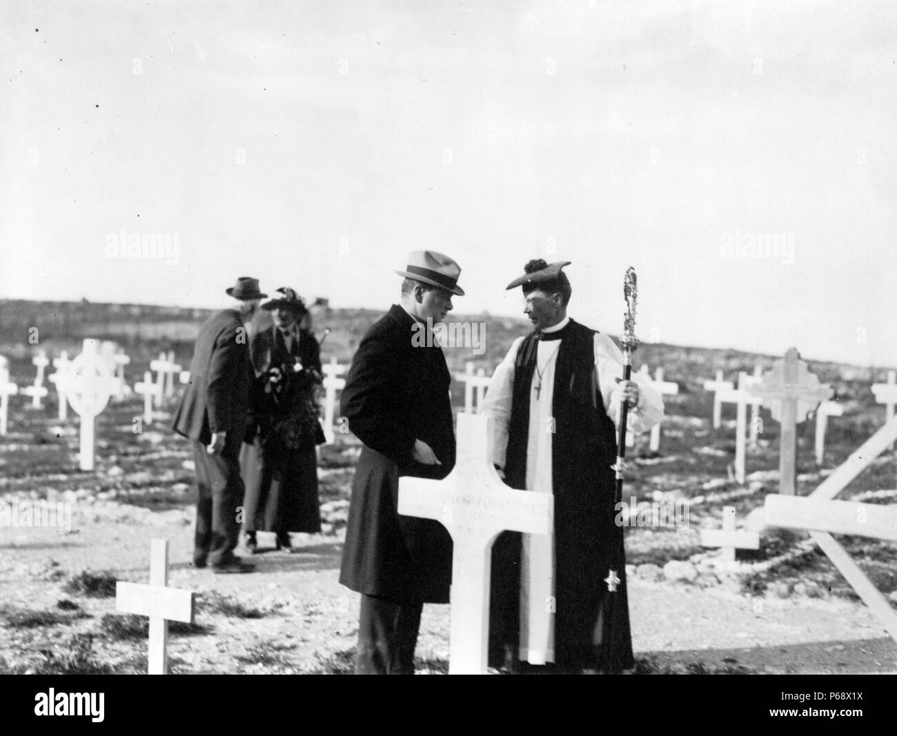 Foto von Premierminister Winston Churchill (1874-1965) mit der Rt Rev Angus Campbell MacInnes (1901-1977) in Jerusalem Soldatenfriedhof am Mt Scopus. Vom 1921 Stockfoto