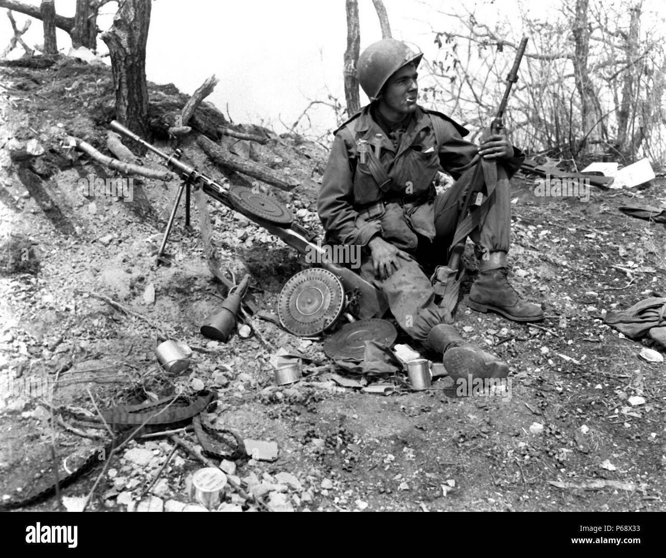 Foto eines amerikanischen Soldaten ruhen, die während des Koreakrieges. Datierte 1952 Stockfoto