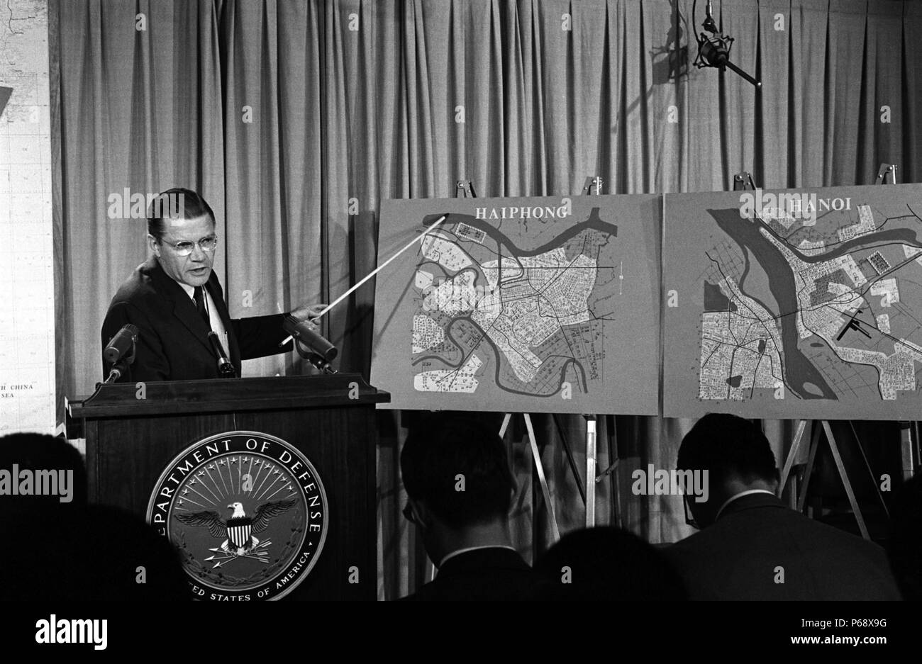 Foto von Verteidigungsminister Robert S McNamara (1916 - 2009) amerikanischer Business Executive und die achte Verteidigungsminister von 1961, das bis 1968 unter den Präsidenten John F. Kennedy und Lyndon B. Johnson. Vom 1966. Stockfoto