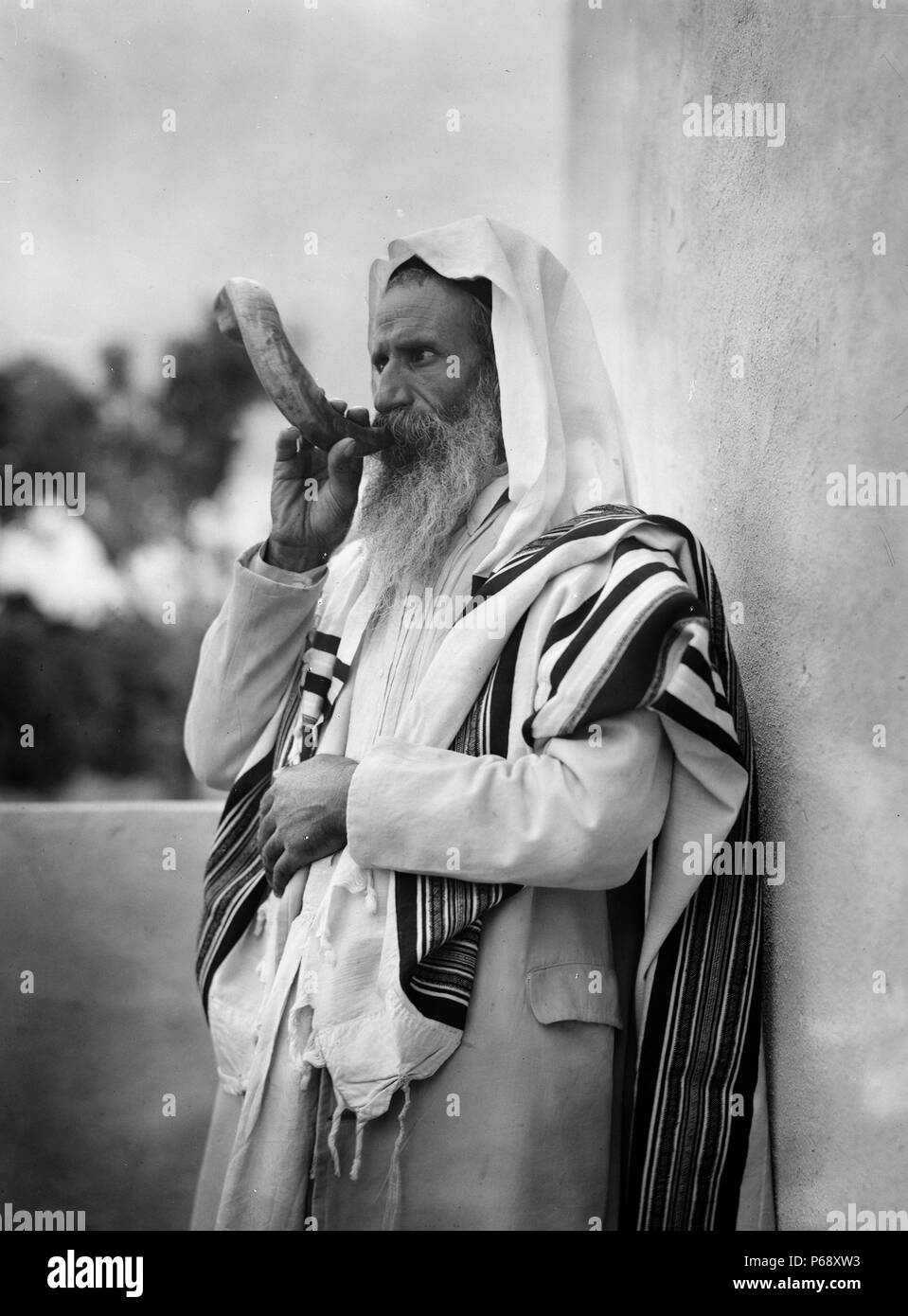 Foto von einem jemenitischen Rabbiner weht ein Rams Horn, auch bekannt als ein Schofar, Jerusalem. Vom Jahre 1935 Stockfoto