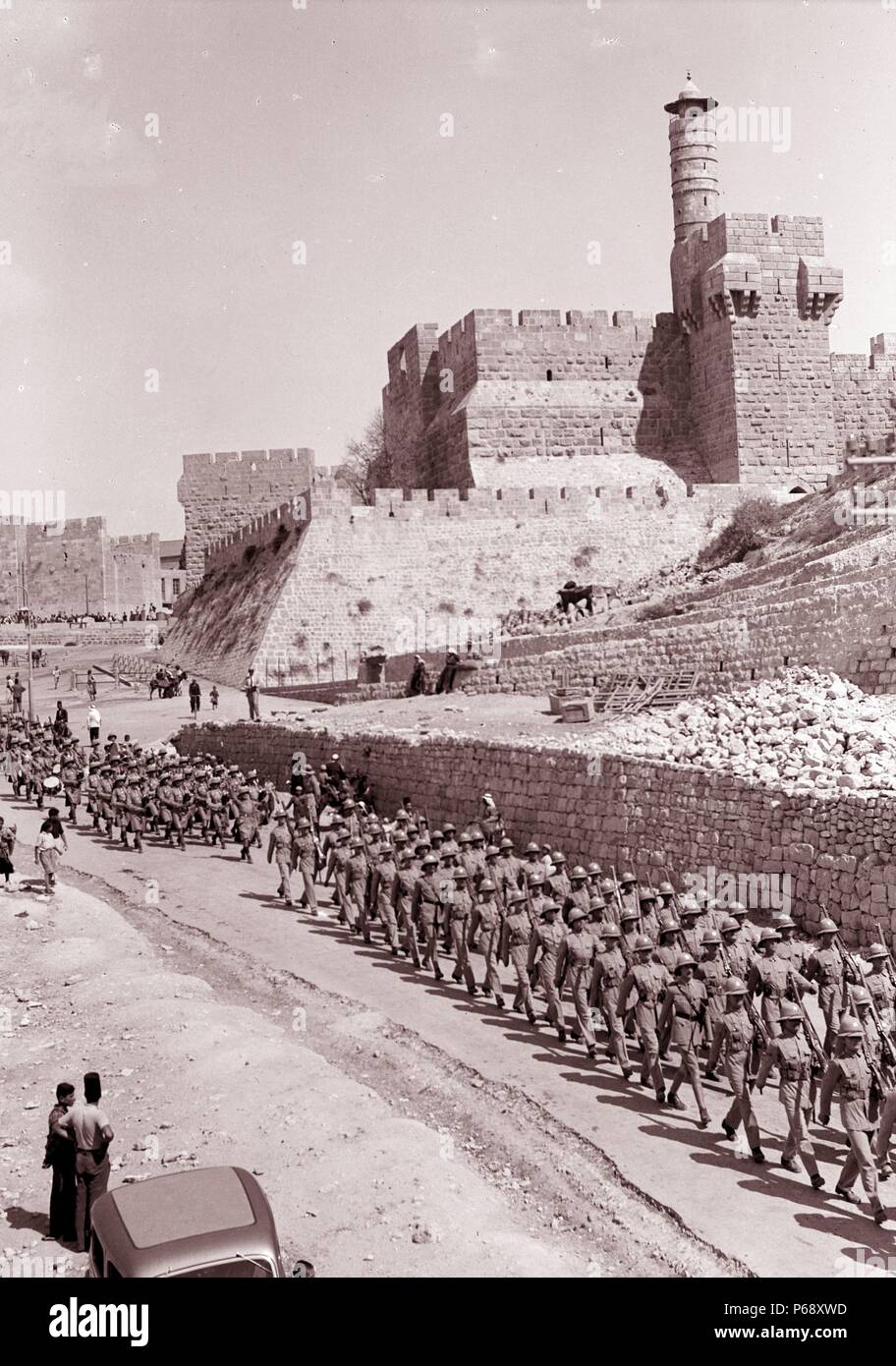 Foto von britischen Soldaten durch Jerusalem marschieren die Vergangenheit des David Citadel nach dem Zusammenbruch der osmanischen Herrschaft in Palästina. Vom 1917 Stockfoto