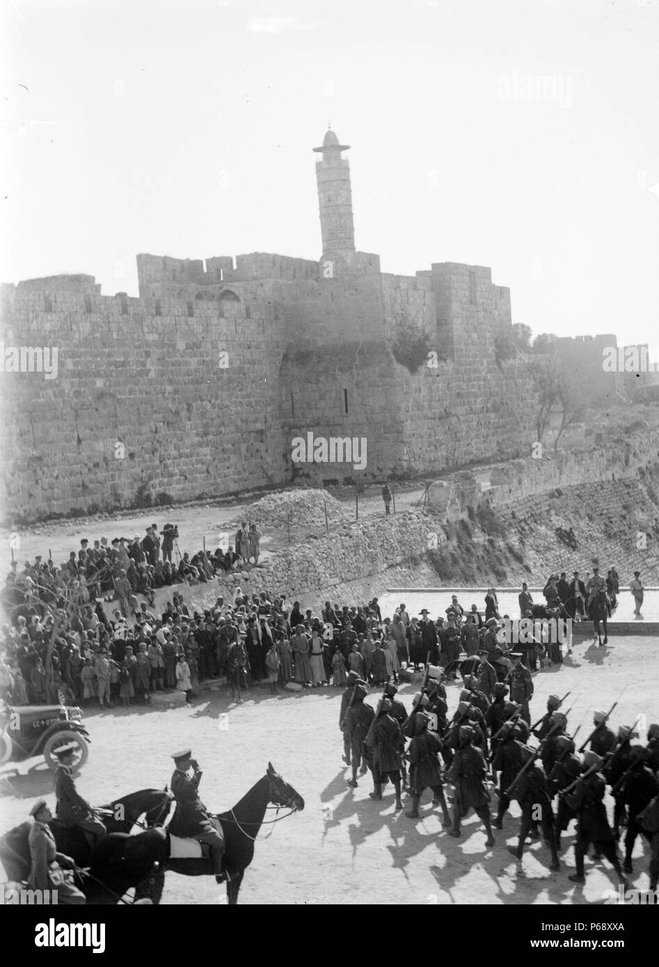 Foto von britischen Soldaten durch Jerusalem marschieren die Vergangenheit des David Citadel nach dem Zusammenbruch der osmanischen Herrschaft in Palästina. Vom 1917 Stockfoto