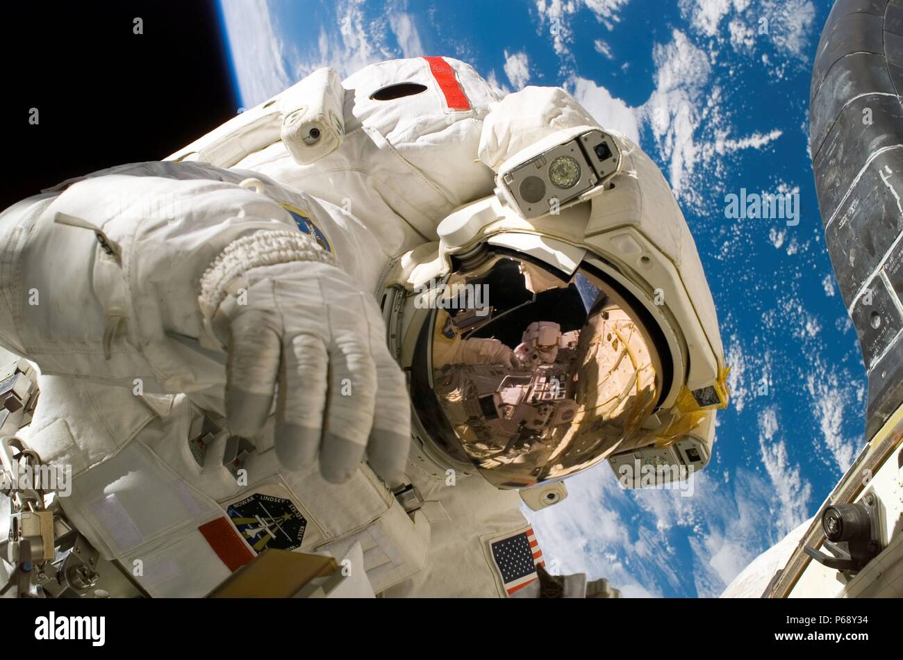 Foto von Astronaut Piers Sellers während der dritten Weltraumspaziergang von STS-121. Vom 2006 Stockfoto