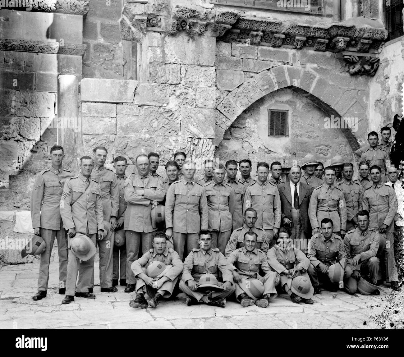 Foto von einem britischen Militär Gruppe in Jerusalem im Innenhof des Heiligen Grabes kirche während des Mandats in Palästina. Vom 1920 Stockfoto
