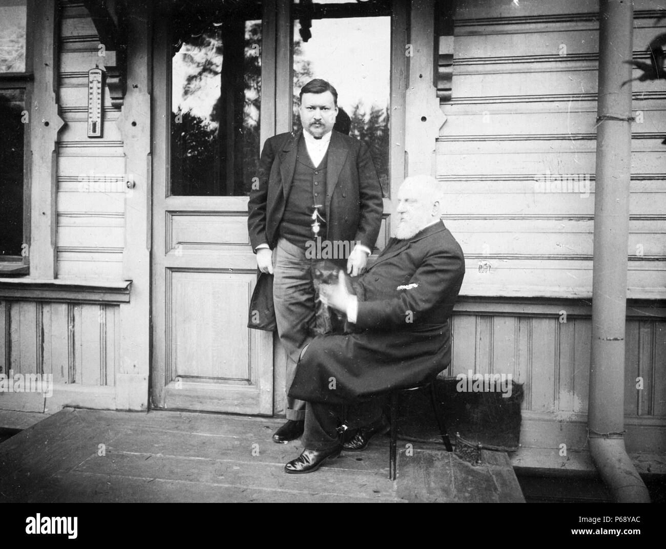 Foto von Alexander Glasunow (1865-1936) (links) und Mily Balakirew (1837-1910) (sitzend) russischen Komponisten klassischer Musik. Vom 1908 Stockfoto