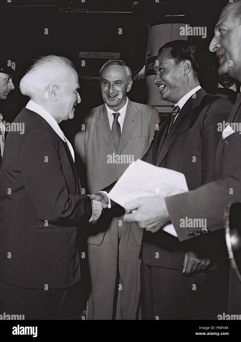 Fotografieren von Gurion (1886-1973) mit General Ne Win, Premierminister von Birma. Datierte 1959 Stockfoto