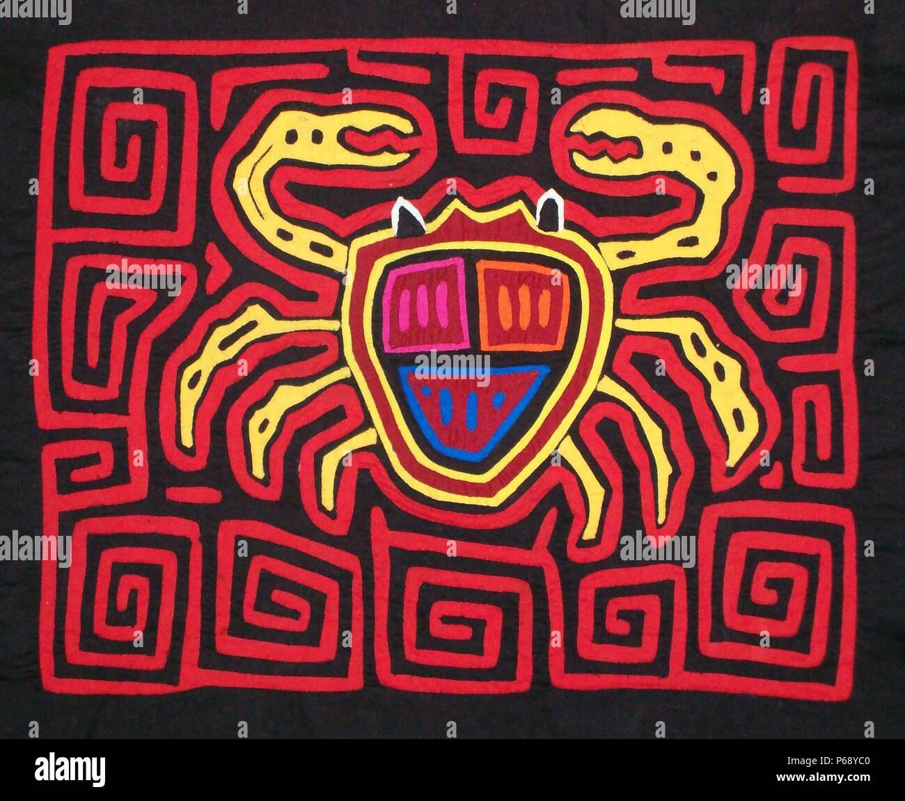 Mola textile von Kuna indischen Künstler, zeigt ein wirbelloses Tier. Von den San Blas Archipel, Panama. Reverse applique Design auf weibliche Bluse getragen. Eine Krabbe. Stockfoto