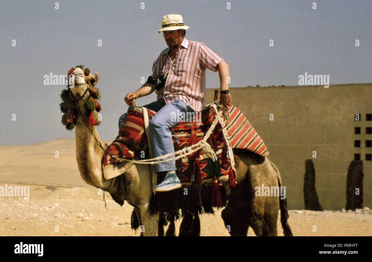 Desmond Morris in Ägypten ein Kamel reiten. 1990. Stockfoto