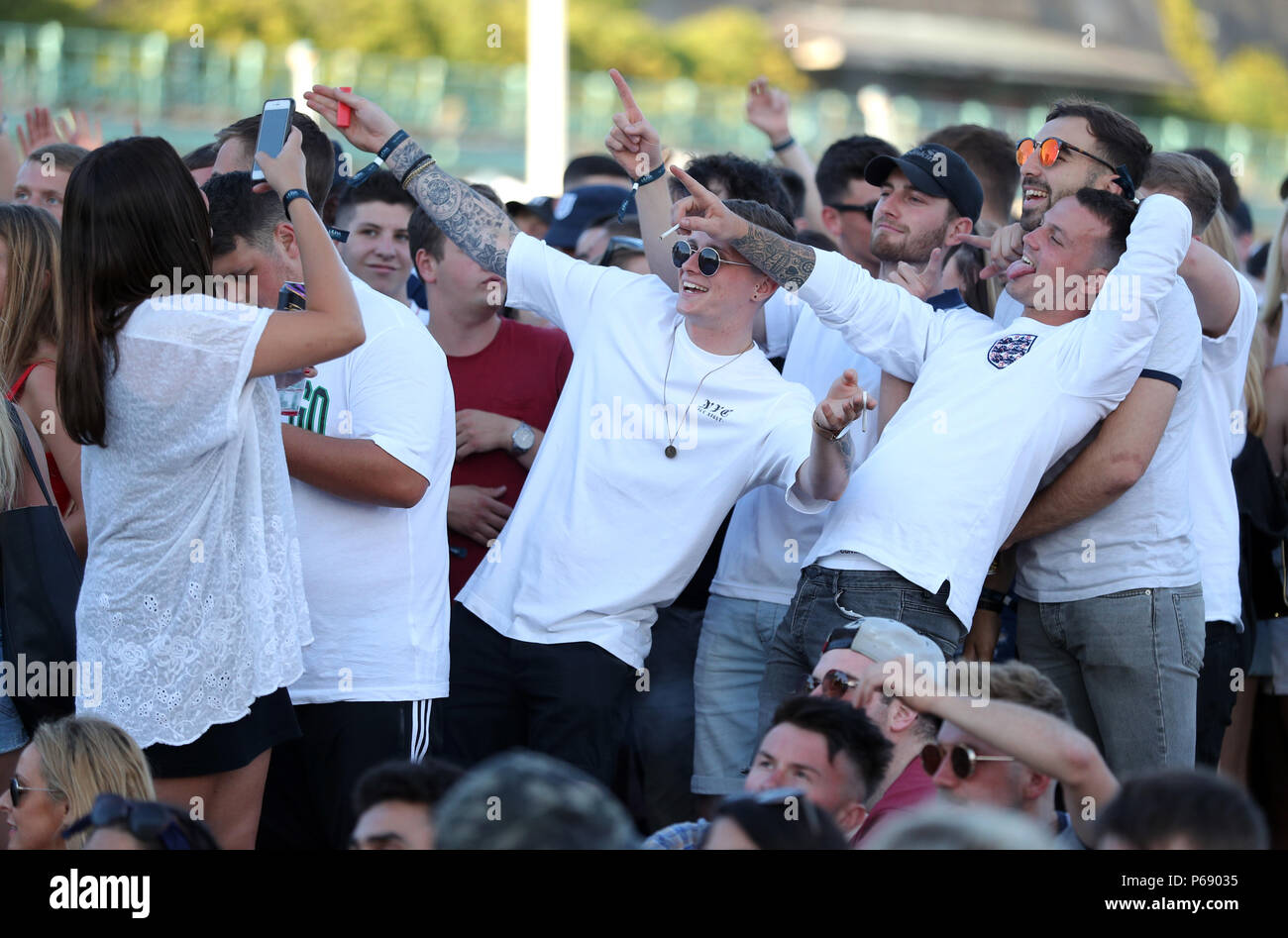 England Fans bei der Luna Beach Kino in Brighton, wie sie das WM-Spiel zwischen England und Belgien beobachten. Stockfoto