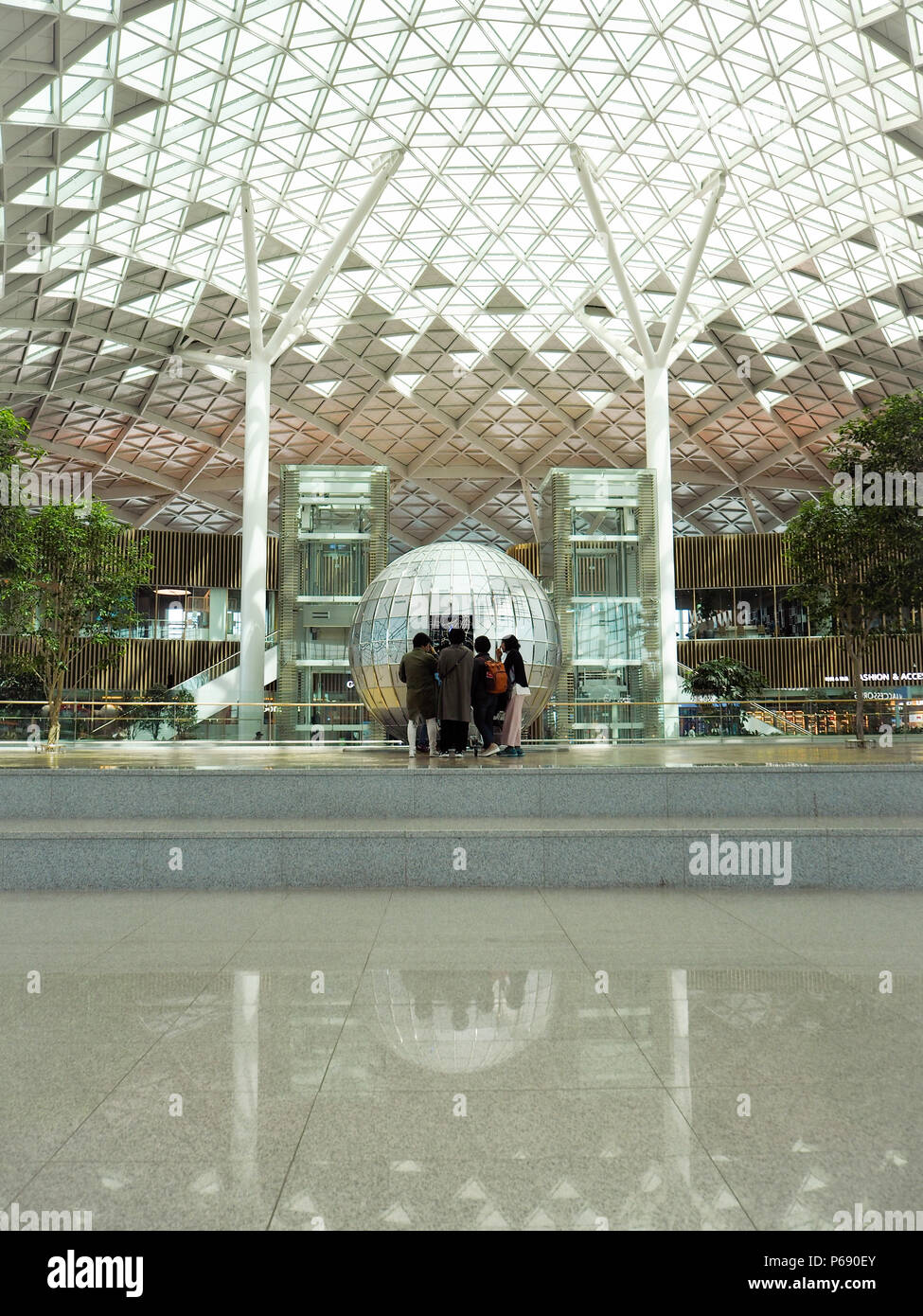 April 2018, Südkorea: Personen, die eine interaktive Kunst Installation im Flur von Incheon International Airport Terminal 2 in Seoul Stockfoto