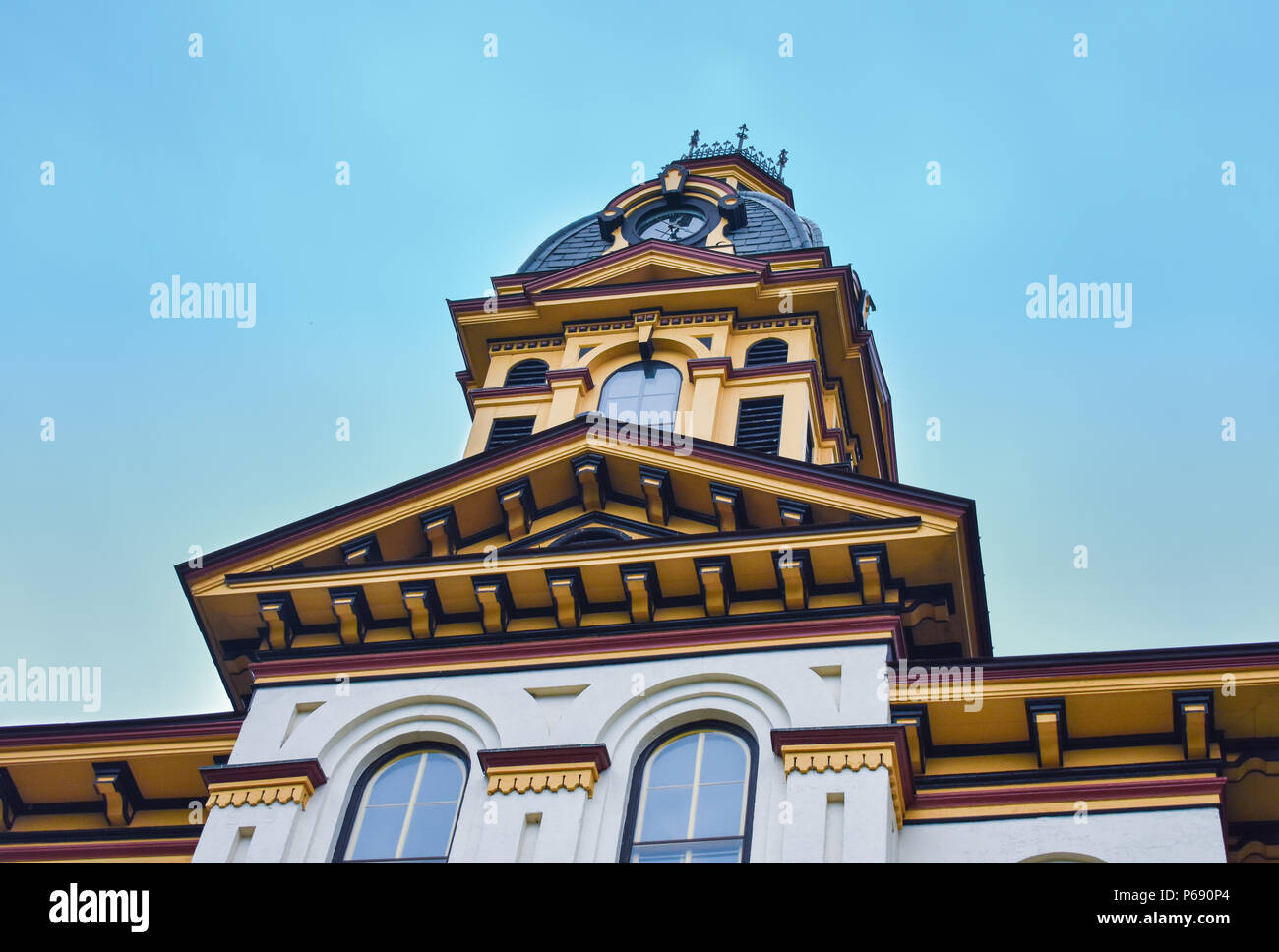 Nahaufnahme, farbenfrohe, moderne Gebäude in Concord, NC Stockfoto