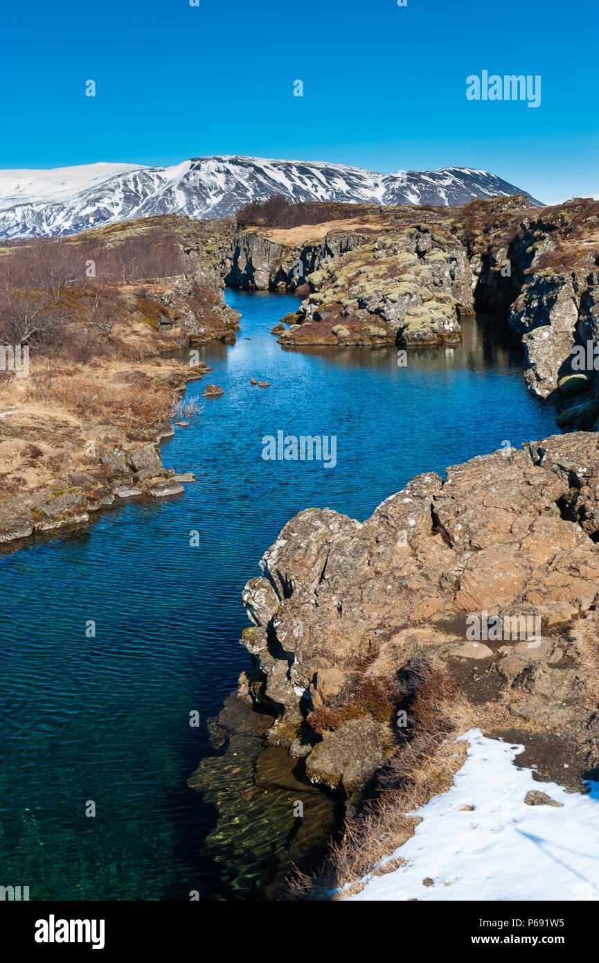 Zerklüftete Felsformationen bildet eine Schlucht im thingevllir Nationalpark, tagsüber geschossen bei gutem Wetter, Island april 2018 Stockfoto
