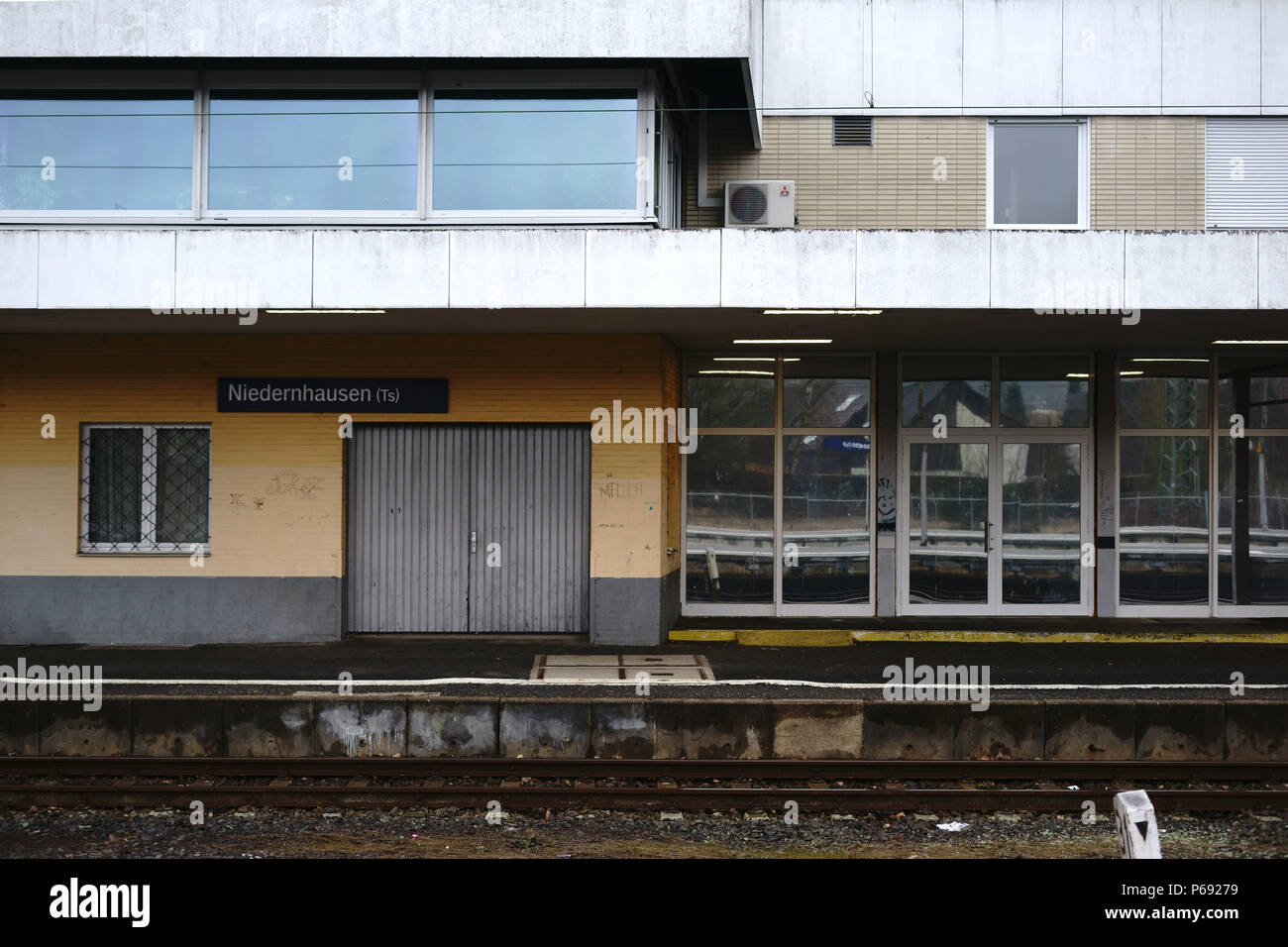 Ein leeres Bahnhofsgebäude der Bahnhof Niedernhausen mit vergitterten Fenstern und eine klinkerfassade. Stockfoto