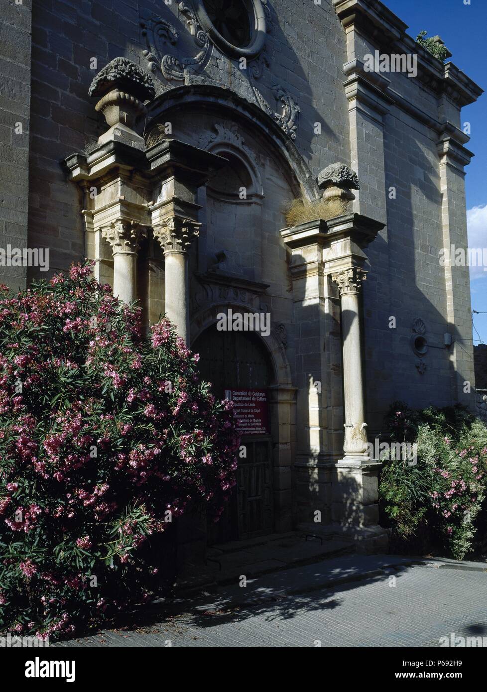 CATALUÑA. MALDA. Vista de La Fachada la Iglesia DE SANTA MARIA, den Templo barroco - neoclásico construído en el Siglo XVIII. Comarca de l'Urgell. Provincia de Lleida. Stockfoto