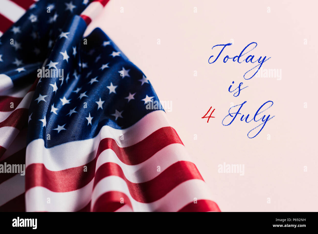 Einige amerikanische Flaggen und der Text heute ist der 4. Juli gegen einen weißen Hintergrund Stockfoto