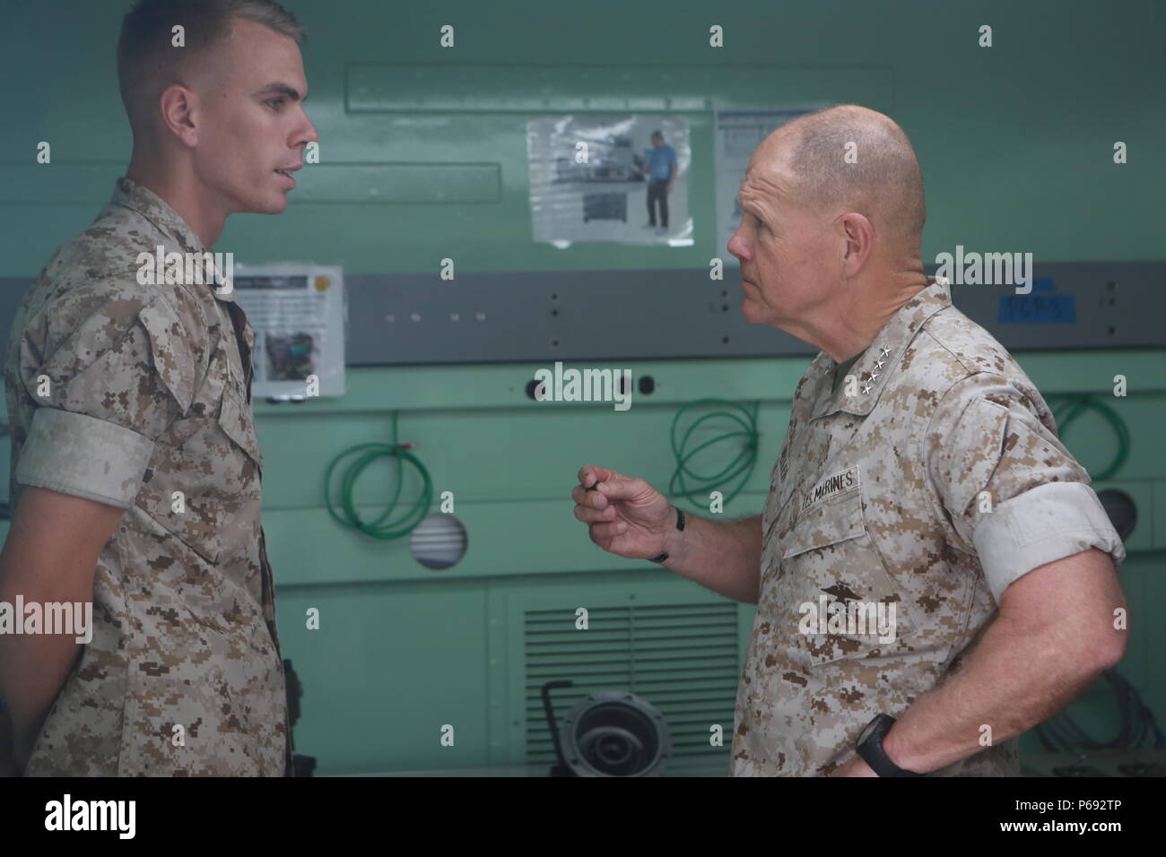 U.S. Marine Corps CPL. Samuel Stonestreet, Boden Radiotechniker, reparierbar Verwaltungsgesellschaft, 1. Wartung Bataillon, Kampf-Logistik-Regiment 15, 1st Marine Logistics Group-Gesprächen mit General Robert Neller, Commandant of the Marine Corps über die Frontlinie Fähigkeiten Expeditionary Manufacturing Systems in Camp Pendleton, Kalifornien, 24. Mai 2016. Das Expeditionary Manufacturing System ist ein mobiles 3D Drucken und Fräserei schnelle Bearbeitungszeit für Mission kritische Teile in bereitgestellte Umgebung bieten soll. (U.S. Marine Corps Foto von Sgt. Rodion Zabolotniy, Bekämpfung der Kamera Cam Stockfoto