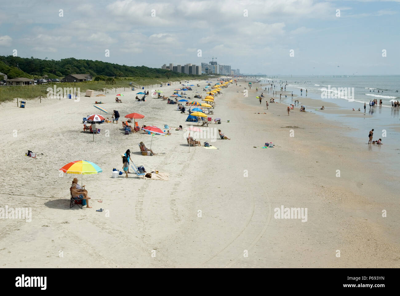 Urlauber entspannen und Spaß haben im Myrtle Beach State Park, SC, USA. Stockfoto