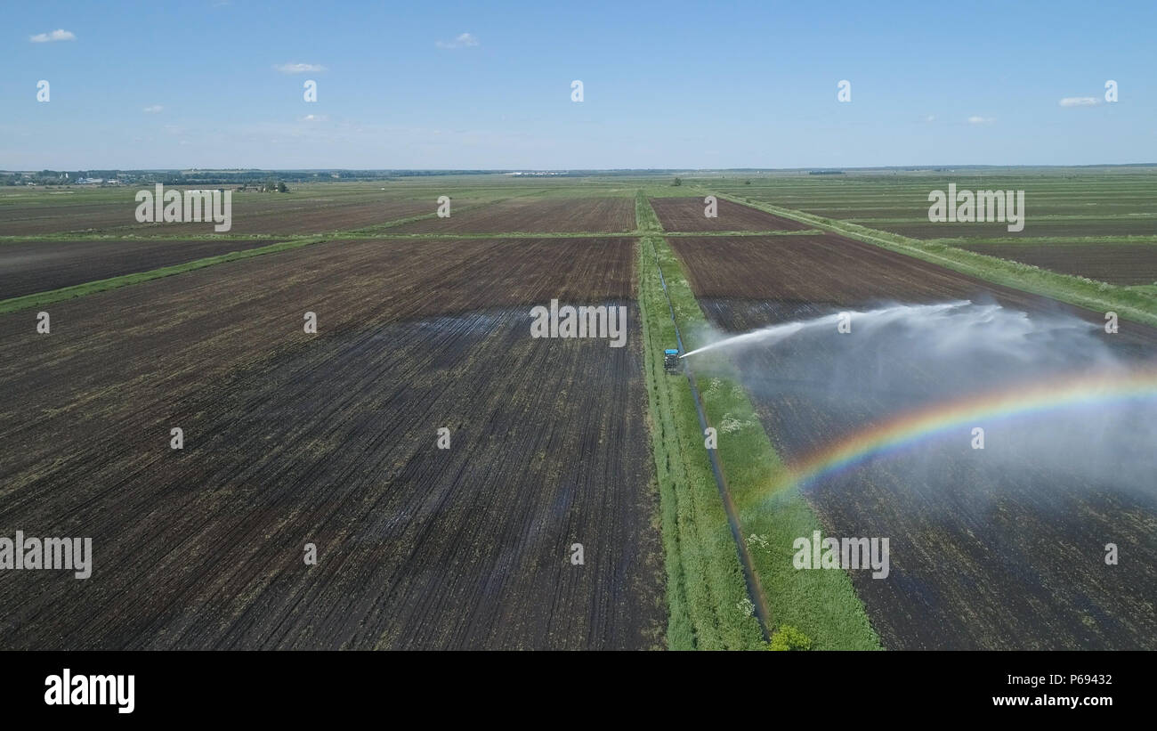 Luftbild Von Die Bewasserung Mit Der Drehmittelpunkt Sprinkleranlage Eine Beregnungsachse Bewasserung Landwirtschaftlicher Flachen Bewasserung Bewasserung Farm Land Stockfotografie Alamy