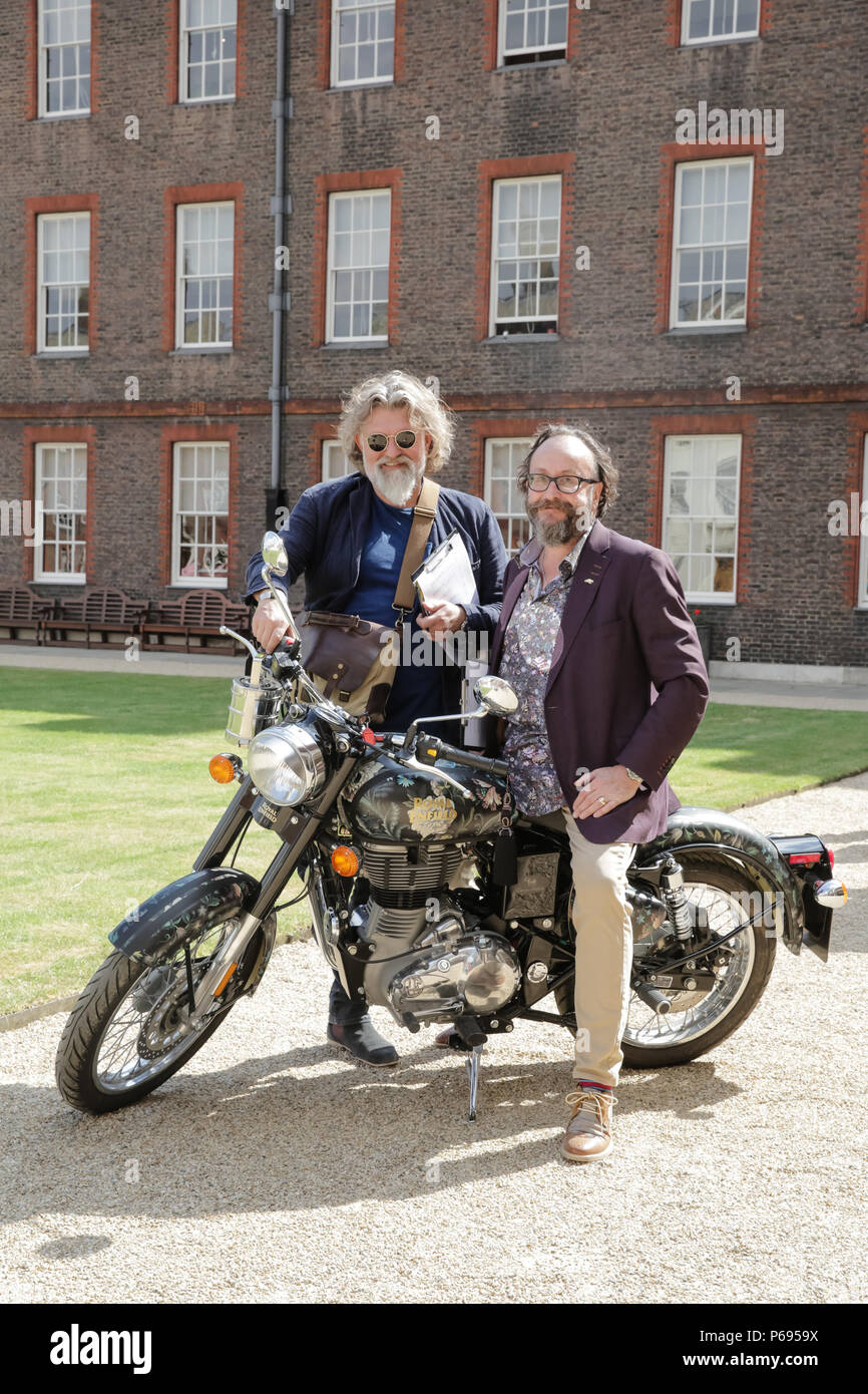 Die Haarigen Radfahrern unter den Richtern des schillernden Concours d'éléphant, eine Flotte von kundenspezifischen Fahrzeugen, im Royal Hospital Chelsea Stockfoto