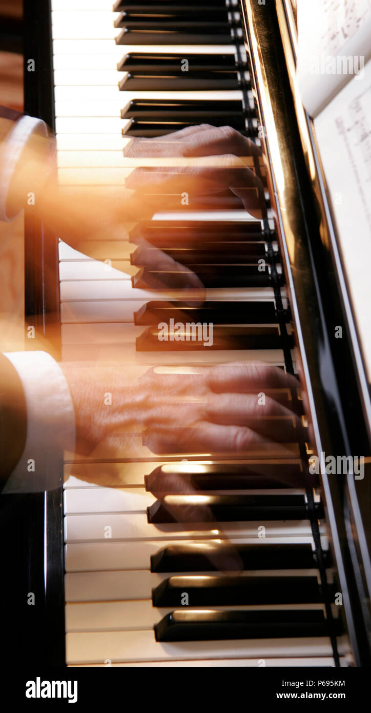 Piano hands in voller Bewegung (unscharf). Stockfoto