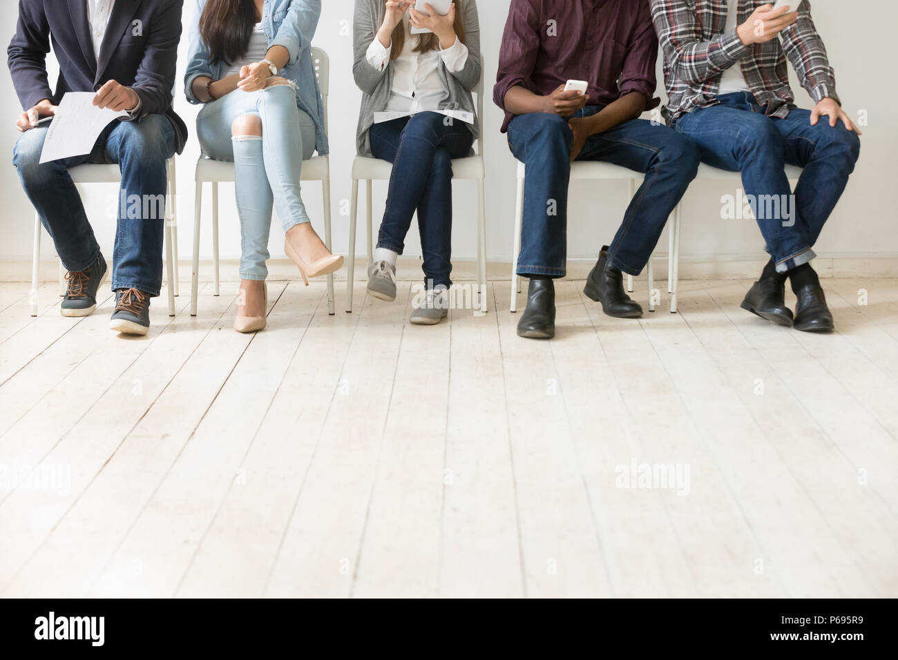 Ansicht von unten auf das vielfältige Arbeit Kandidaten warten auf Job Interview Stockfoto