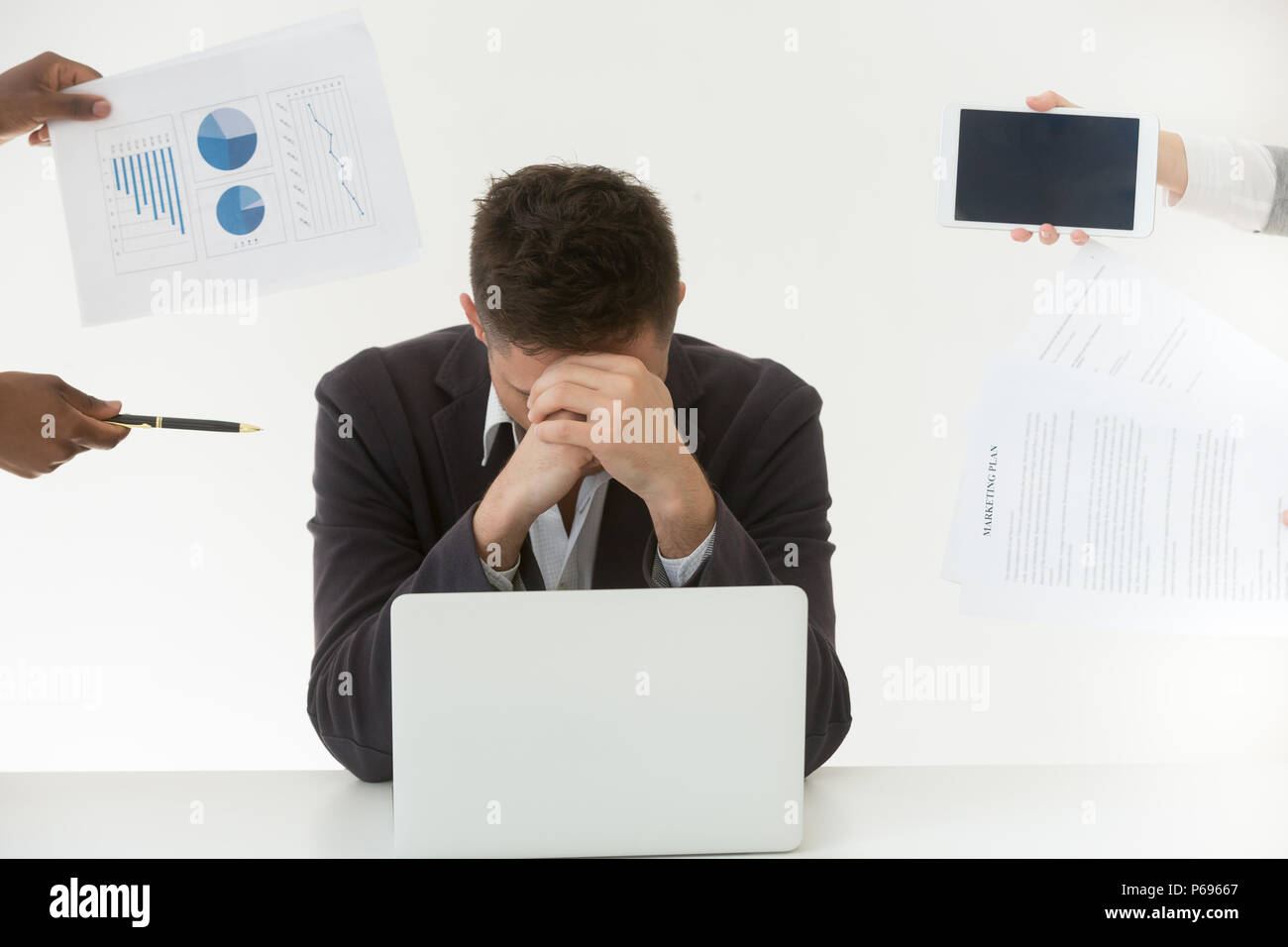 Deprimiert männliche Angestellte durch die übermäßige Arbeitsbelastung und Clients müde Stockfoto