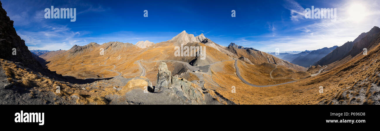 Panoramablick auf Col Agnel in den Hautes-Alpes im Herbst. In der Mitte der Berg Pain de Sucre. Queyras Regional National Park, Frankreich Stockfoto