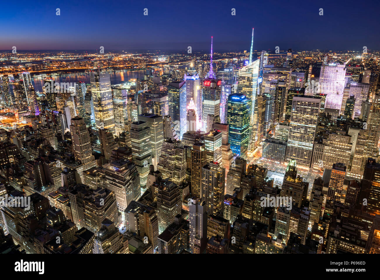 New York City, NY, USA-Mach 11, 2018: Wolkenkratzer in Midtown Manhattan bei Nacht beleuchtet (Times Square) Stockfoto
