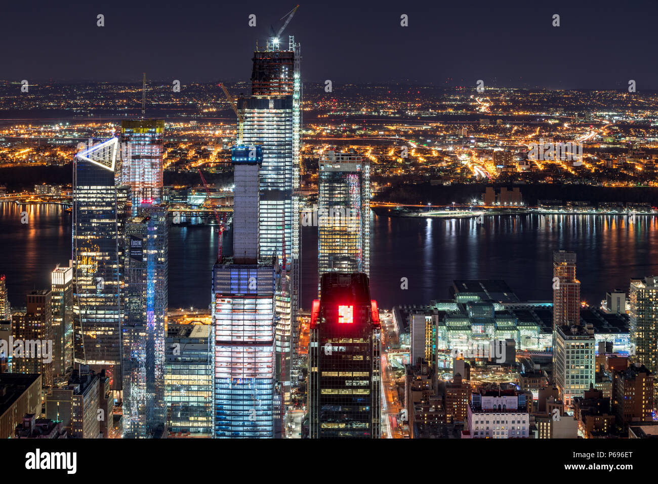New York City, NY, USA-Mach 11, 2018: Nacht Luftbild von Hudson Yards Wolkenkratzer im Bau mit den Hudson River. Chelsea, Manhattan Stockfoto