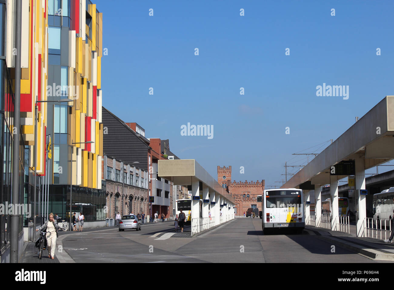 AALST, Belgien, 27. Juni 2018: Blick auf den Busbahnhof in Aalst, Ostflandern, neben dem Bahnhof gelegen. Dies bildet die zentrale transp Stockfoto