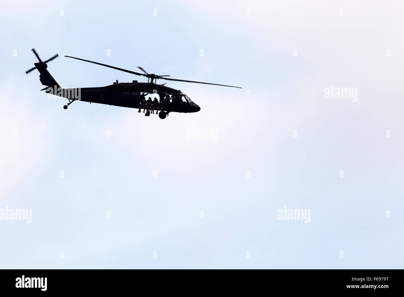 Ein Hubschrauber DER US Army UH-60 Black Hawk führte am 11. Mai 2016 Luftoperationen über Lake Lanier, Georgia, durch und unterstützte das Wasserfallschirmtraining für die Rangers. Das 5. Ranger-Ausbildungsbataillon der Airborne and Ranger Training Brigade organisierte die Übung, um die Fähigkeiten der Ranger in Wasserlandungen zu verbessern, die vom Manöver Center of Excellence überwacht wurde. Lokale Gemeindemitglieder beobachteten den Hubschrauberflug und das Flugtraining im war Hill Park und demonstrierten die Einsatzbereitschaft, Sicherheit und militärische Fertigkeiten. Stockfoto