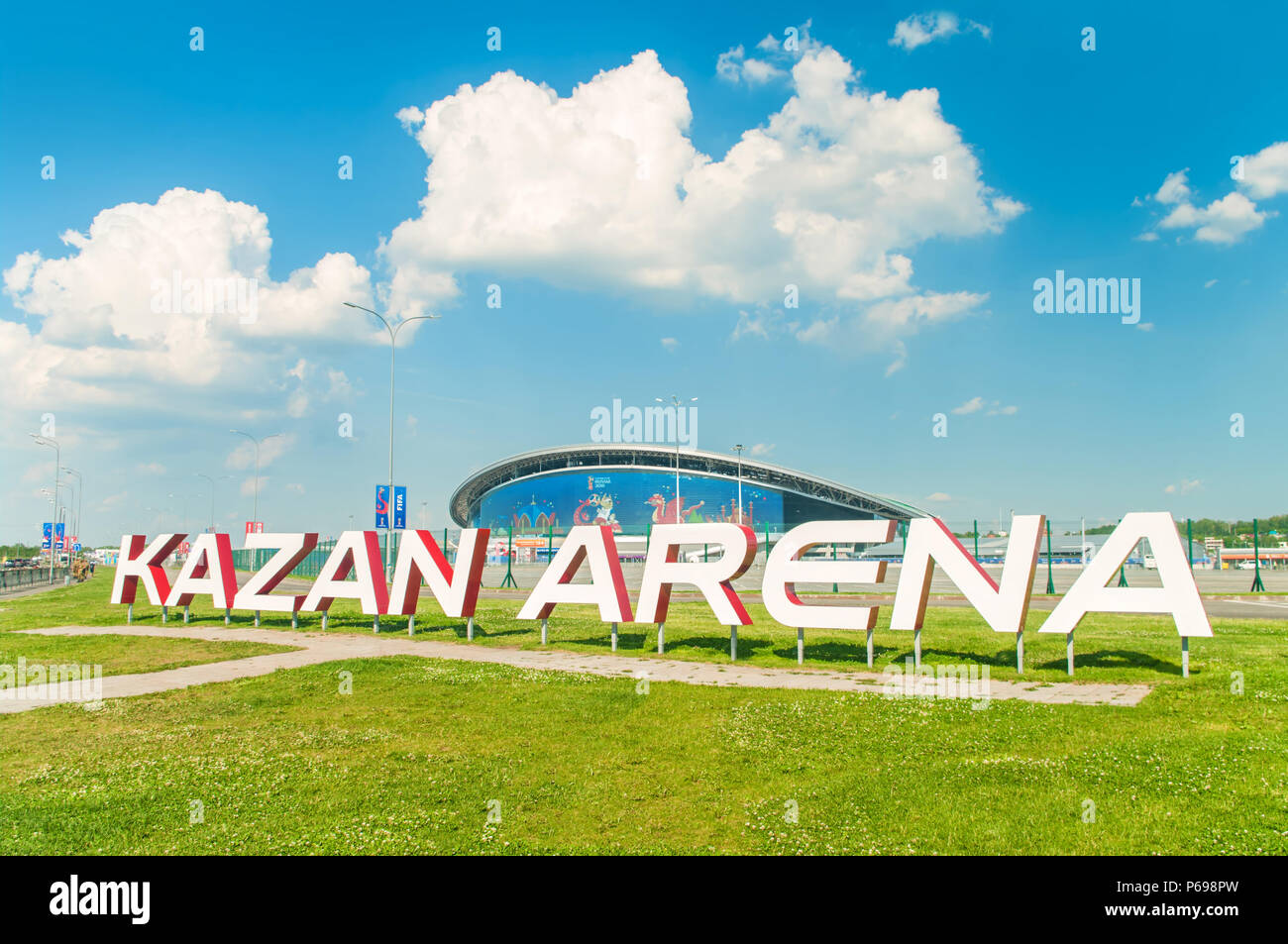 KAZAN, Russland - 25 Juni, 2018: Blick von Kasan Arena mit großen Zeichen auf grünem Gras im Vordergrund und Stadion Gebäude mit großen Bildschirm in backgrou Stockfoto